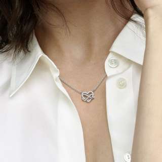 Sijoča ogrlica s srčastim obeskom s simbolom neskončnosti 