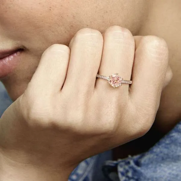 Rožnat prstan z enim kamenčkom v kronici 