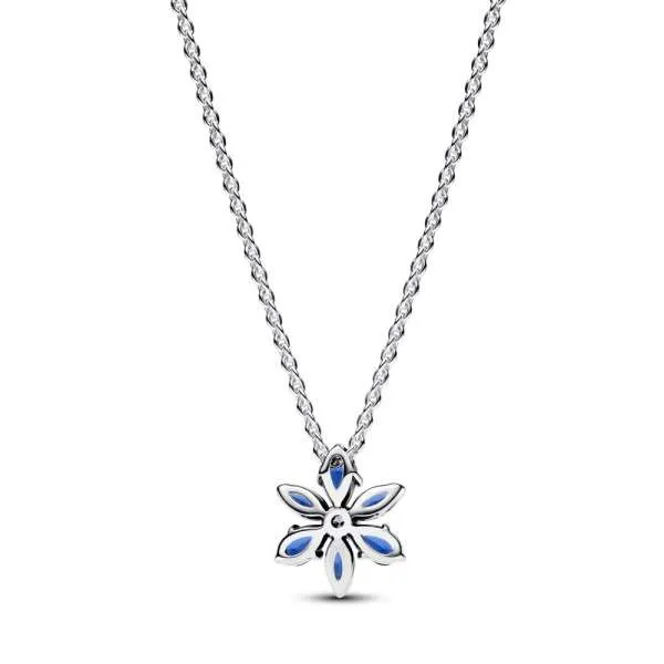 Bleščeča ogrlica z modrim obeskom, ki so jo navdihnili v herbariju stisnjeni cvetovi in listi 