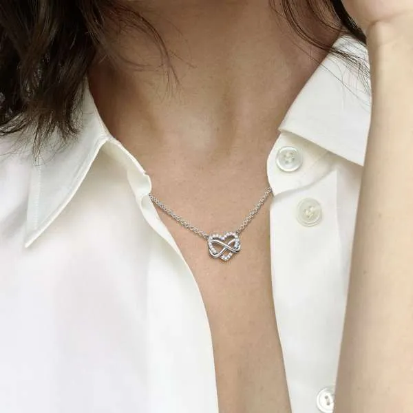 Sijoča ogrlica s srčastim obeskom s simbolom neskončnosti 