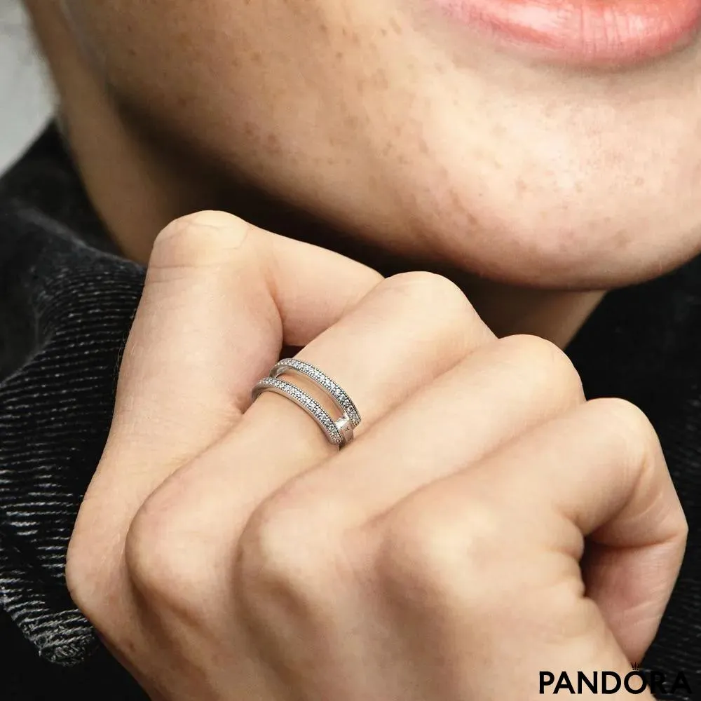 Prstan z dvojnim obročem z logotipom Pandora Signature in v slogu pavé 