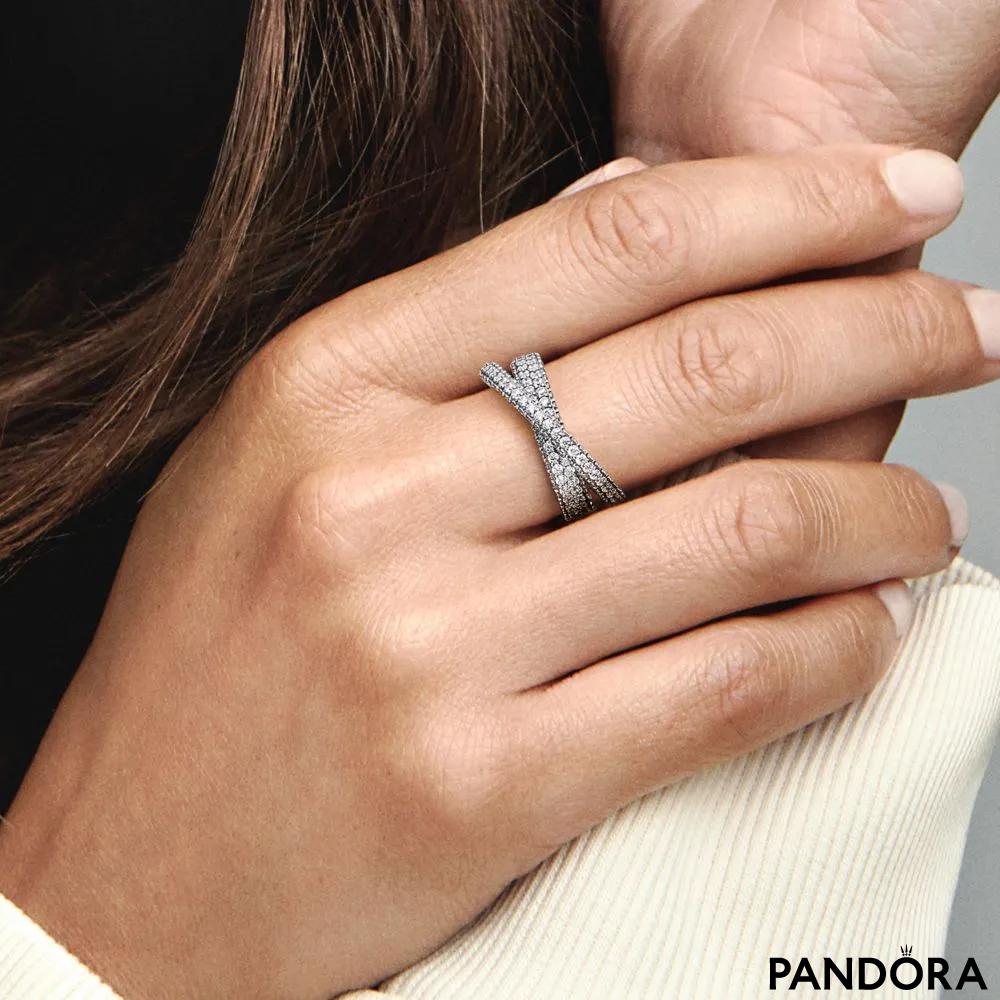 Prstan Pandora Timeless z dvojnim navzkrižnim obročkom v slogu pavé 