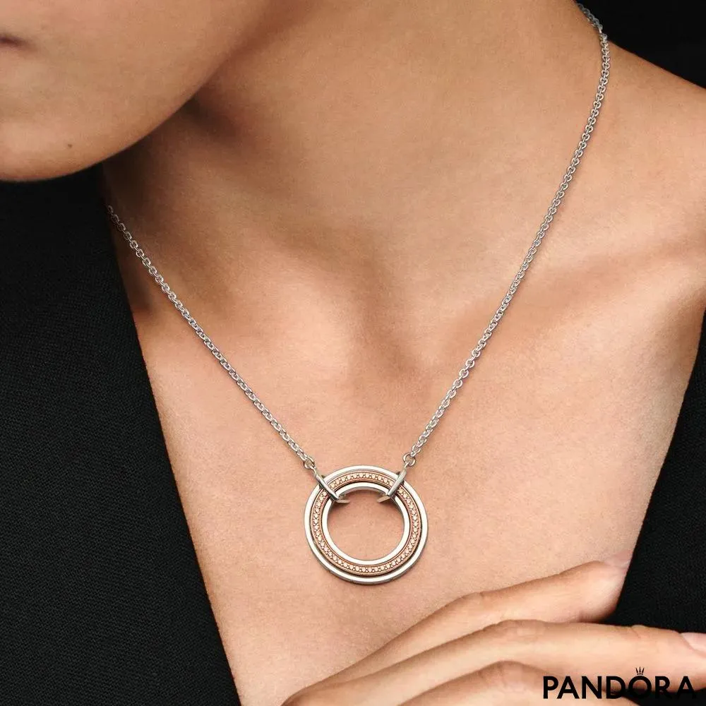 Dvobarvna ogrlica Pandora Signature z logotipom v slogu pavé 