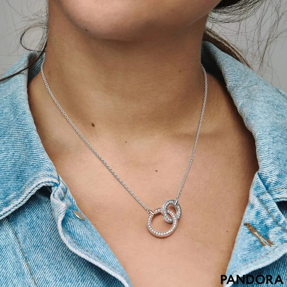 Dvobarvna ogrlica s prepletenimi krogi Pandora Signature 