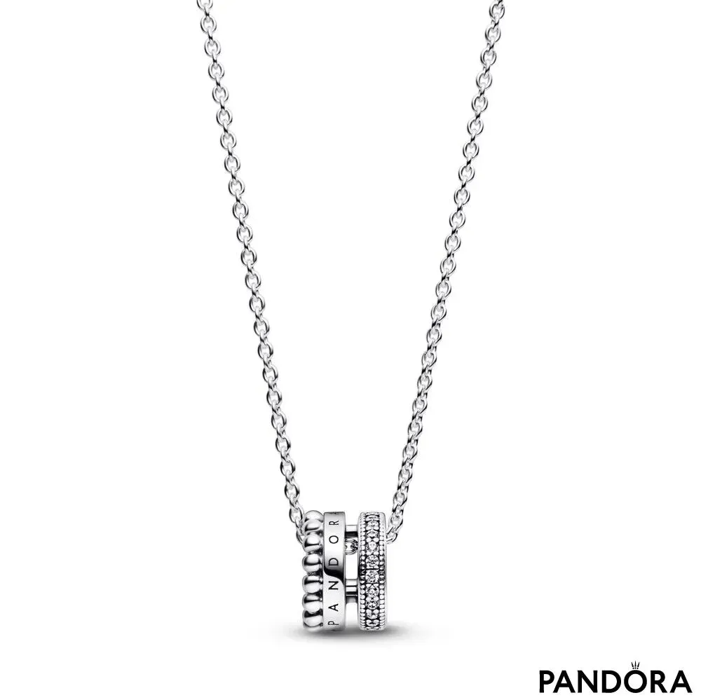 Ogrlica z obeskom Pandora Signature z logotipom ter perlicami in pavé 