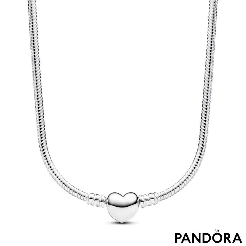 Ogrlica v obliki kače s srčasto zaponko iz kolekcije Pandora Moments 