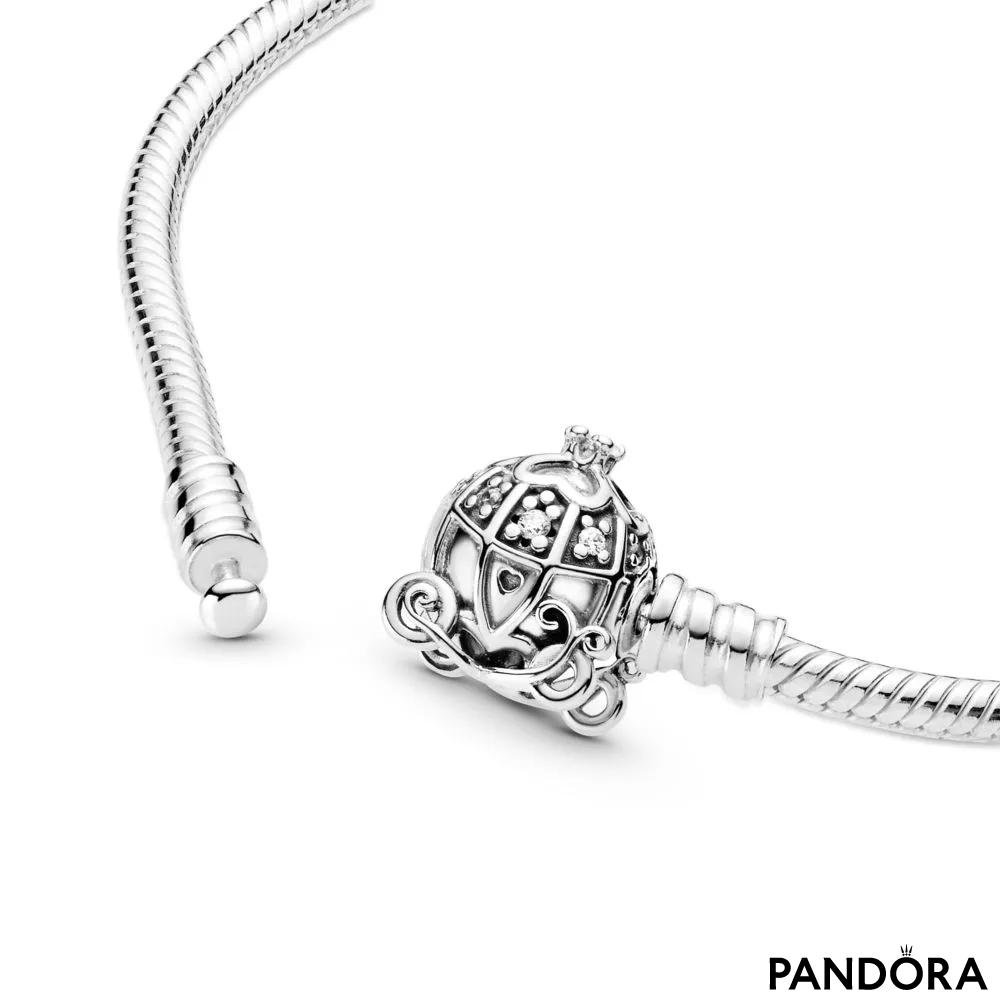 Zapestnica Pandora Moments z zaponko v obliki kočije iz Disney Pepelke. 