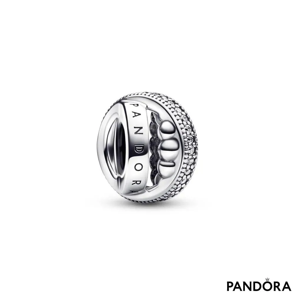 Obesek Pandora Signature z logotipom ter perlicami in pavé 