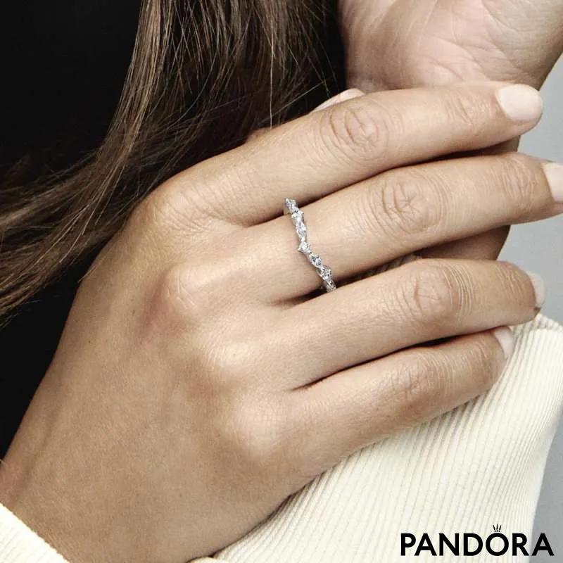 Sijoči prstan Pandora Timeless v obliki prsne kosti 