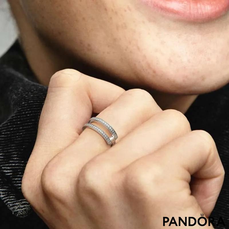 Prstan z dvojnim obročem z logotipom Pandora Signature in v slogu pavé 