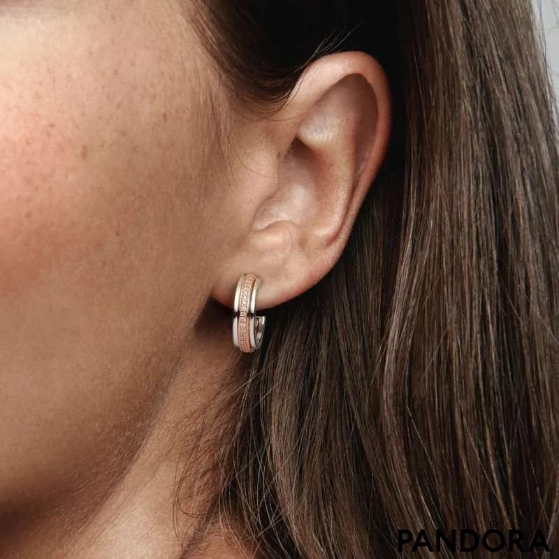 Dvobarvni obročasti uhani Pandora Signature z logotipom in v slogu pavé 
