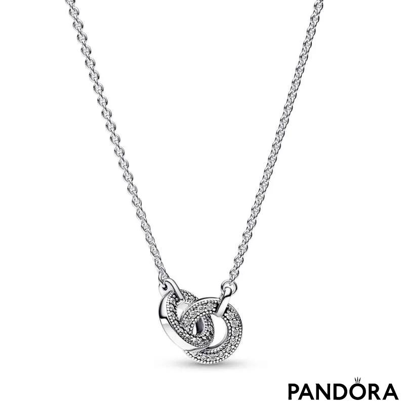 Ogrlica s prepletenim obeskom Pandora Signature v slogu pavé 