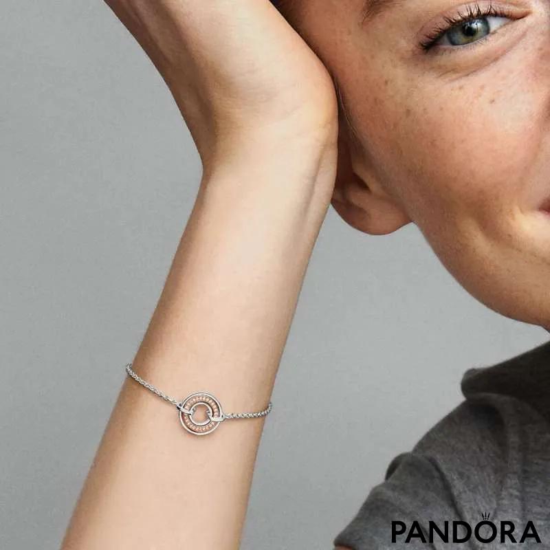 Dvobarvna členasta zapestnica Pandora Signature z logotipom v slogu pavé 