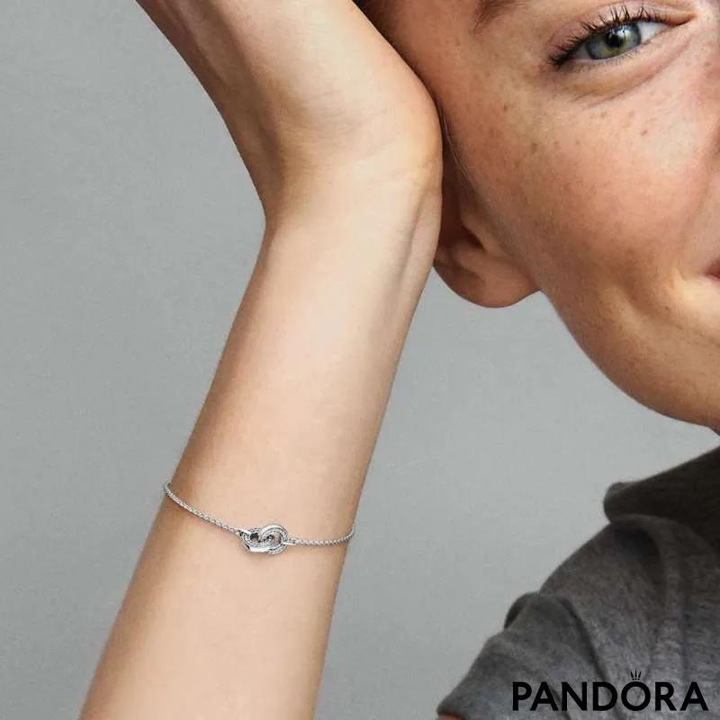 Členasta zapestnica s prepletenim obeskom Pandora Signature v slogu pavé 